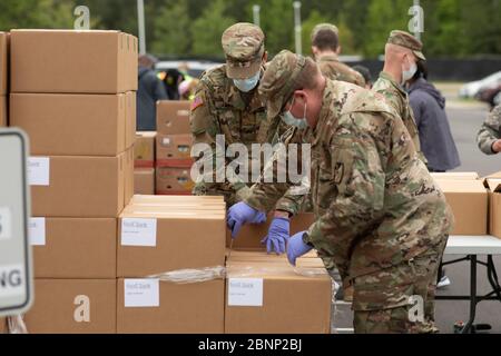 Soldaten der Nationalgarde von North Carolina bereiten als Reaktion auf die COVID-19, die Coronavirus-Pandemie bei den sozialen Diensten von Orange Count am 13. Mai 2020 in Hillsborough, North Carolina, Kisten mit Lebensmitteln für Veteranen und Militärfamilien zu. Stockfoto