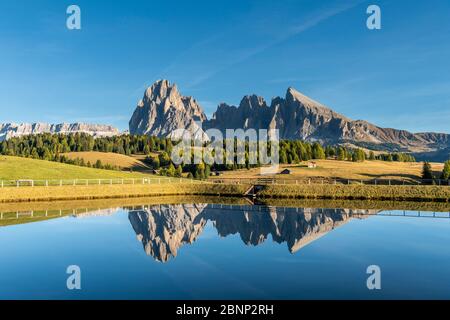 Seiser Alm, Kastelruth, Südtirol, Bozen, Italien, Europa. Das Langkofelmassiv spiegelt sich in einem See auf der Seiser Alm wider Stockfoto