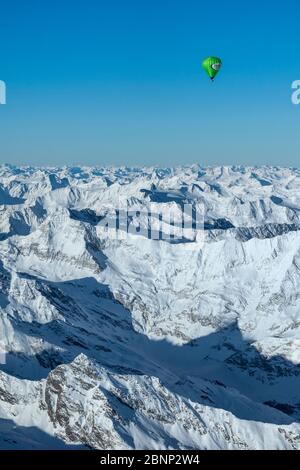 Passeiertal, Südtirol, Italien, Europa. Mit einem Heißluftballon die Alpen überqueren. Blick vom Ballon auf die Texelgruppe, die Ötztal Alpen und die Silvretta Gruppe Stockfoto