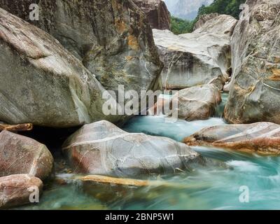 Felsen im Verzasca-Tal, Verzasca-Fluss, Tessin, Schweiz Stockfoto