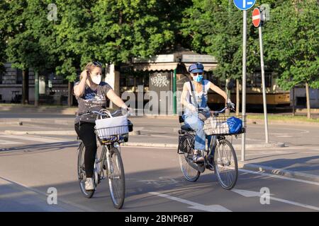 Mailand, Italien - 8. Mai 2020: Frau, die im Freien Radfahren trainiert, trägt eine Schutzmaske. Outdoor Sport Training während Coronavirus Ausbruch Periode. Neu Stockfoto