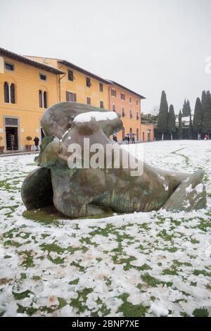 Ein gefallener Engel Skulptur unter einem verschneiten Wetter, Pisa, Italien, Europa Stockfoto