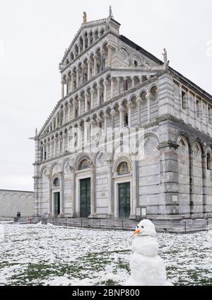 Ein Schneemann vor der Kathedrale von Pisa, Pisa, Toskana, Italien, Europa Stockfoto