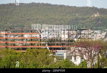 Berks County, Pennsylvania- 13. Mai 2020: Drexel Medical School im Bau mit der Stadt Reading, Pa. Im Hintergrund. Stockfoto