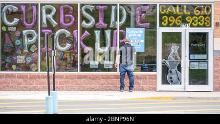 Berks County, Pennsylvania - 12. Mai 2020: Mitarbeiter Post Zeichen für Bordwand Abholung in Party City Stockfoto