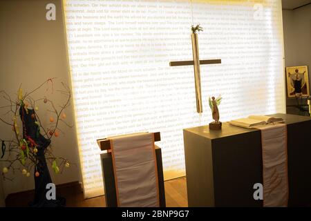 Hamburg, Deutschland. Mai 2020. Blick in den Gebetsraum der Airport-Kirche am Hamburg Airport. (Zu dpa 'Flughafenpastor Björn Kranefuß hat ein offenes Ohr für alle') Quelle: Christian Charisius/dpa/Alamy Live News Stockfoto