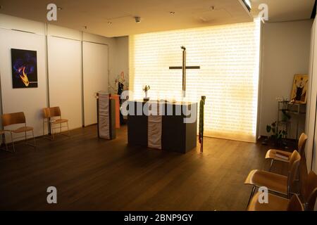 Hamburg, Deutschland. Mai 2020. Blick in den Gebetsraum der Airport-Kirche am Hamburg Airport. (Zu dpa 'Flughafenpastor Björn Kranefuß hat ein offenes Ohr für alle') Quelle: Christian Charisius/dpa/Alamy Live News Stockfoto