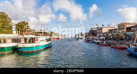 Deutschland, Mecklenburg-Vorpommern, Warnemünde, Seebad, Ostseeküste, Alter Strom, Boote, Restaurants Stockfoto