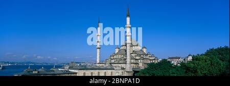 Panoramablick auf die Yeni Moschee (Yeni Camii). Bosporus-Brücke in der Ferne. Istanbul, Türkei Stockfoto