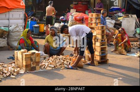 Straßenhändler verkaufen Holzschnitzel am Straßenrand. Stockfoto