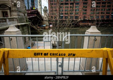 Chicago, USA. Mai 2020. Barrikaden schließen am Freitag, den 15. Mai 2020 in Chicago, IL, das Flussufer ab. (Foto: Christopher Dilts/Sipa USA) Quelle: SIPA USA/Alamy Live News Stockfoto