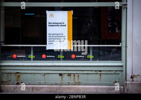 Ein Schild im Fenster oder ein McDonalds Restaurant weist darauf hin, dass es wegen der COVID-19 Pandemie am Donnerstag, den 7. Mai 2020 in Chicago, IL, geschlossen wurde. (Foto von Christopher Dilts/Sipa USA) Stockfoto