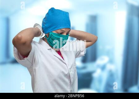 Nahaufnahme einer medizinischen Arbeiterin, Krankenschwester, die eine Atemschutzmaske aufsetzt, um vor dem Coronavirus zu schützen, Covid-19 Pandemic. Stockfoto