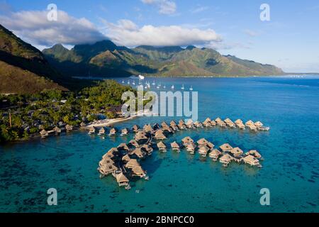 Touristenresort mit Wasserbungalows, Moorea, Französisch-Polynesien Stockfoto