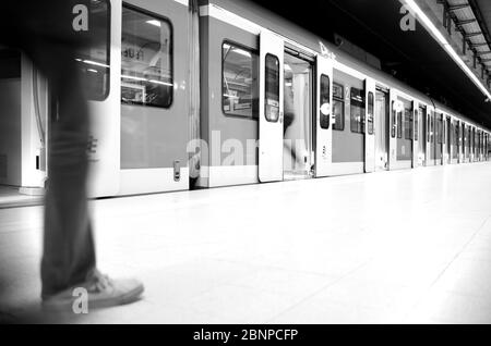 Reisende auf dem Bahnsteig, S-Bahn, Stuttgart, Baden-Württemberg, Deutschland Stockfoto