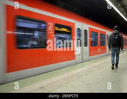 Ankommende S-Bahn, Stadtmitte, Reisende, Stuttgart, Baden-Württemberg, Deutschland Stockfoto