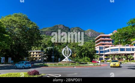 L'Unite Monument (Monument of National Unity) in der Innenstadt von Victoria, hinter Morne Seychellois, mit Morne Blanc, 905 m, Mahe Island, Seychellen, Indischer Ozean, Afrika Stockfoto