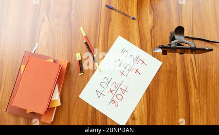 Notizbücher, Stifte und vorbereitet schriftlichen Klassennotizen des Lehrers mit mobilen auf dem Tisch nach dem virtuellen Unterricht - Konzept des virtuellen Unterrichts, Arbeit von zu Hause Stockfoto