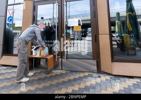 Kiew, Ukraine, 15. Mai 2020, Glovo liefert Fastfood von mcdonalds Stockfoto