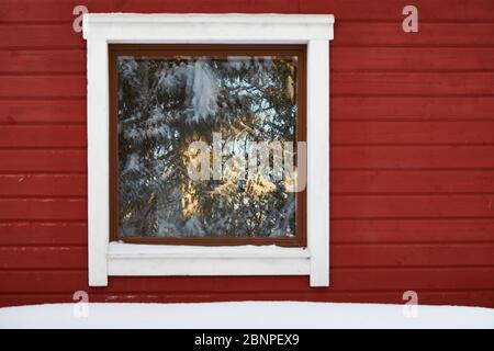 Skandinavien, Finnland, Lappland, Winter, Holzhaus, Fenster, rot, Spiegelung Stockfoto