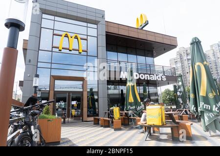 Kiew, Ukraine, 15. Mai 2020, Glovo liefert Fastfood von mcdonalds Stockfoto