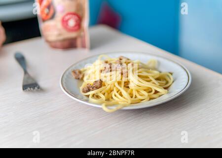 Spaghetti, Navy Makkaroni auf einem weißen Teller auf dem Tisch in der Küche. Stockfoto