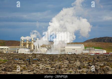 Das Geothermiekraftwerk Svartsengi im Lavafeld Illahraun bei Grindavik auf der Halbinsel Reykjanes. Stockfoto