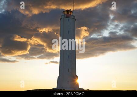 Sonnenuntergang hinter dem Leuchtturm Malarrif an der Südküste der Halbinsel Snaefellsnes. Stockfoto