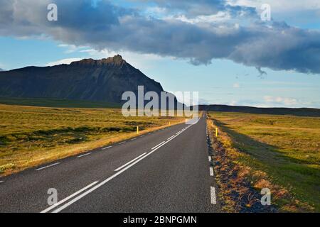 Straße 574 vor dem Stapafell im Süden der Halbinsel Snaefellsnes. Stockfoto