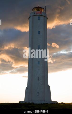 Sonnenuntergang hinter dem Leuchtturm Malarrif an der Südküste der Halbinsel Snaefellsnes. Stockfoto