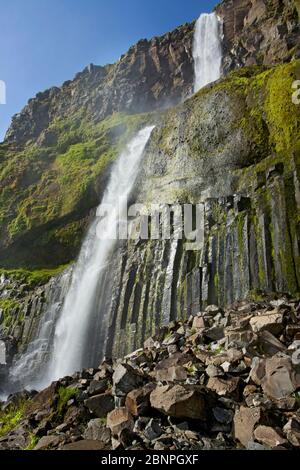 Der 80m hohe Bjarnafoss bei Landakotsgil an der Südküste der Snaefellsnes Halbinsel fällt über Basaltsäulen. Stockfoto