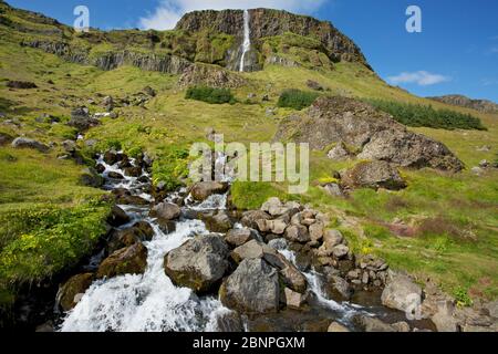 Der 80m hohe Bjarnafoss des Bjarnaa Flusses bei Landakotsgil an der Südküste der Snaefellsnes Halbinsel. Stockfoto