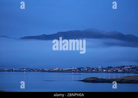 Der Ort Grundarfjoerdur auf Snaefellsnes an der gleichnamigen Bucht in der Mittsommernacht. Stockfoto