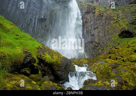 Der Grundarfoss Wasserfall fällt bei Grundarfjoerdur 70m über eine Felswand. Stockfoto