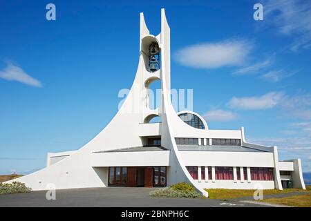 1990 erbaut, ist Stykkisholmskirkja mit seinem futuristischen Stil das neue Wahrzeichen von Stykkisholmur. Stockfoto