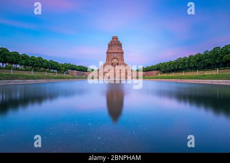 Deutschland, Sachsen, Leipzig, Völkerschlachtdenkmal bei Dämmerung, Spiegelung im Wasserbecken Stockfoto