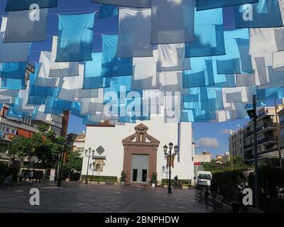 Fuengirola, Spanien - Oktober 4, 2017: Blaue und weiße Fahnen in Fuengirola, Andalusien Stockfoto