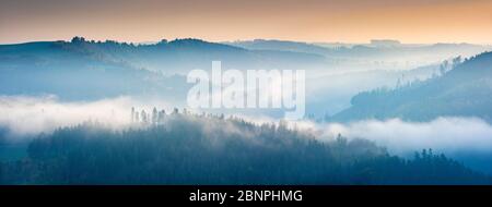 Hügelige Landschaft mit Nebel an der Hohenwartsalsperre bei Sonnenaufgang, Obere Saale, Naturpark Thüringer Schiefergebirge, Thüringen, Deutschland Stockfoto