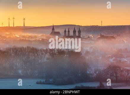 Deutschland, Sachsen-Anhalt, Naumburg, Sonnenaufgang, Morgennebel, Blick auf die Stadt Naumburg mit Dom und Wenzelskirche Stockfoto
