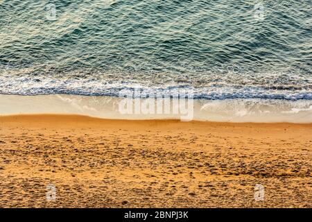 Sandstrand und Wellen von oben Stockfoto