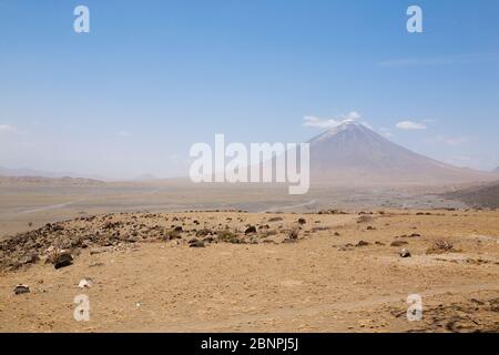 Lake Natron Bereich Landschaft, Tansania, Afrika. Ol Doinyo Lengai Vulkan. Berg Gottes. Afrikanische Panorama Stockfoto