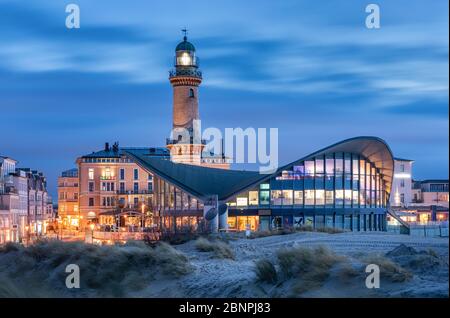 Deutschland, Mecklenburg-Vorpommern, Hansestadt Rostock, Warnemunde, Leuchtturm und Restaurant Teepott bei Dämmerung Stockfoto