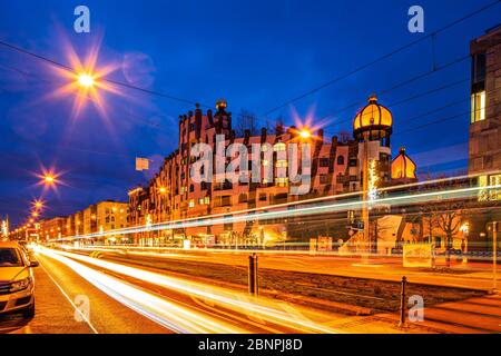 Deutschland, Sachsen-Anhalt, Magdeburg, die Grüne Zitadelle, vor leichten Spuren der Straßenbahn, Nachtaufnahme Stockfoto