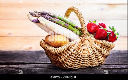 Spargel, Erdbeeren und Spargelkartoffeln in einem Korb Stockfoto