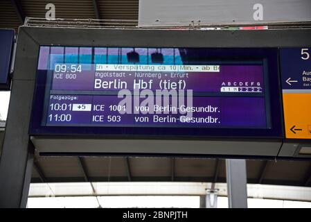 Europa, Deutschland, Bayer, München, Hauptbahnhof, Zugreisenhalle, Nahverkehr und Fernverkehr, Plakatwand, Stockfoto