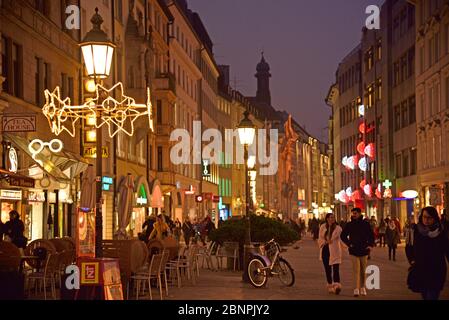 Europa, Deutschland, Bayern, München, Stadt, Sendlinger Straße, Weihnachtsdekoration, schöne Einkaufsstraße, Stockfoto