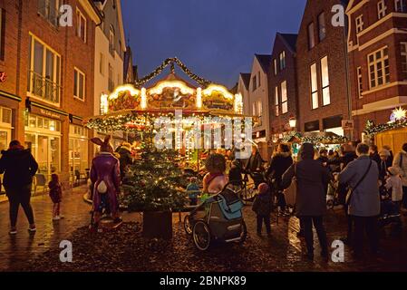 Europa, Deutschland, Niedersachsen, Buxtehude, Metropolregion Hamburg, Weihnachtsmarkt vor dem Rathaus, Stockfoto