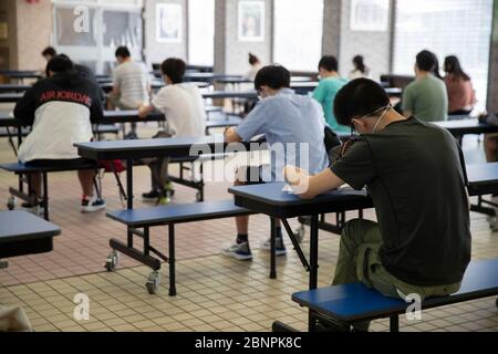 Hongkong, China. Mai 2020. Studenten des YMCA des Hong Kong Christian College sitzen während der Hong Kong Diploma of Secondary Education (HKDSE) Prüfung auseinander. Quelle: SOPA Images Limited/Alamy Live News Stockfoto
