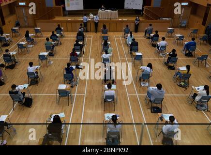 Hongkong, China. Mai 2020. Studenten des YMCA des Hong Kong Christian College sitzen während der Hong Kong Diploma of Secondary Education (HKDSE) Prüfung auseinander. Quelle: SOPA Images Limited/Alamy Live News Stockfoto