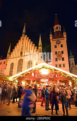 Europa, Deutschland, Bayern, München, Marienplatz, altes Rathaus und schöner Turm, Weihnachtsmarkt, Stockfoto